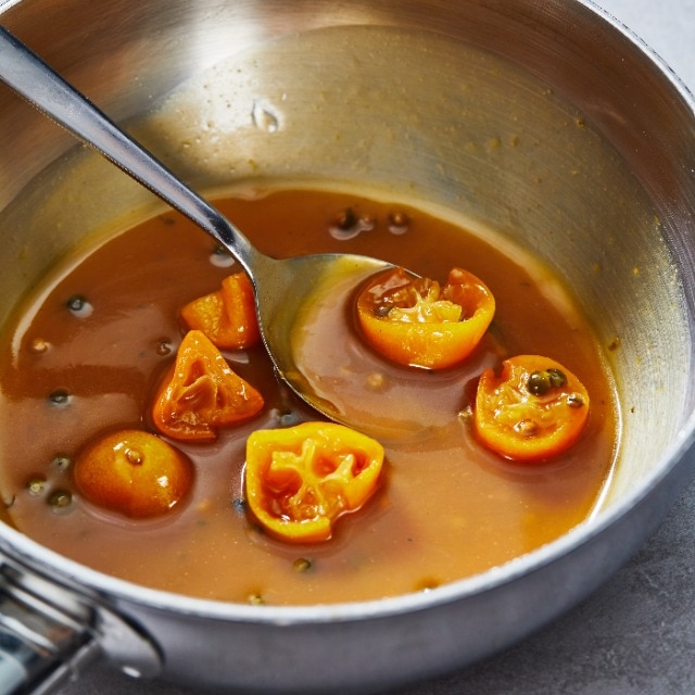 Pepersaus met mandarijn en kumquats Pepersaus met mandarijn en kumquats